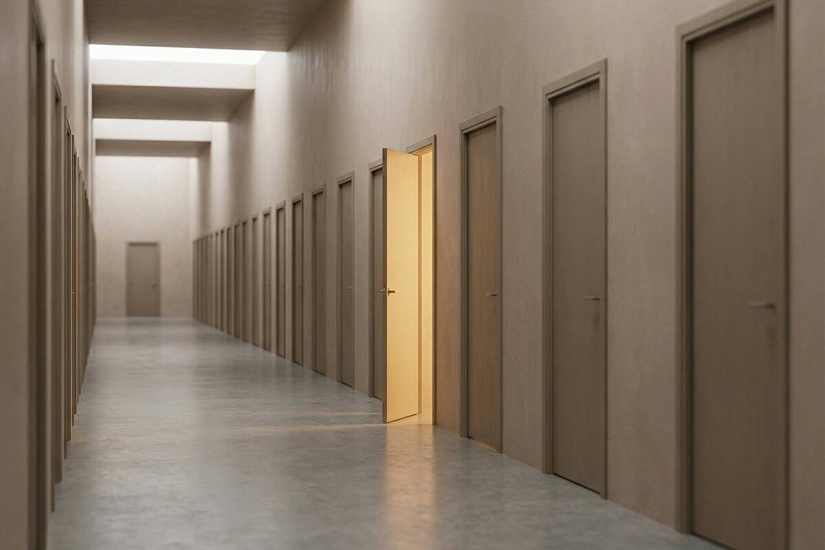 Corridor with many closed doors and one open door symbolising discovering good websites.